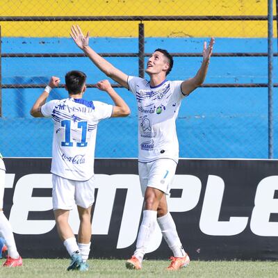 Julio Rivarola (7) y Gerardo Kovacs, dos de los goleadores de Sol de América en el Bajo Chaco.