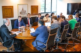 La misión técnica del FMI cerró ayer la revisión de los acuerdos con una reunión con las principales autoridades del Banco Central del Paraguay y del Ministerio de Economía y Finanzas (foto del BCP).