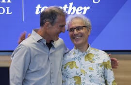 Victor Robert Ambros, coganador del Premio Nobel de Fisiología o Medicina por su trabajo en el descubrimiento del MicroARN, es abrazado por el ex Premio Nobel Craig Mello (izquierda) tras una conferencia de prensa en la Facultad de Medicina Chan de la UMass en Worcester, Massachusetts, EE.UU.