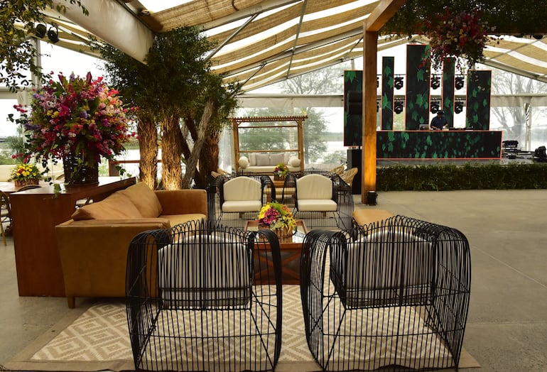 Hermosa ambientación. Pusieron ritmo a la fiesta nupcial el DJ Juan Pablo Manguerini. Actuó el grupo The Kilks, y Gabriel Monzón.