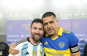 Messi acompañó ayer a Riquelme en su partido de despedida.