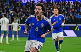 El italiano Sandro Tonali celebra tras anotar el gol del 1-0 durante el partido de fútbol de semifinales del play-off de las eliminatorias para la Copa Mundial de la FIFA 2026 entre Italia e Irlanda del Norte, en Bérgamo.