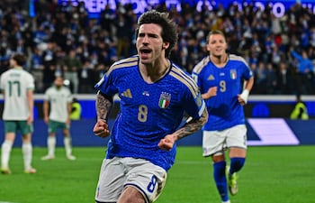 El italiano Sandro Tonali celebra tras anotar el gol del 1-0 durante el partido de fútbol de semifinales del play-off de las eliminatorias para la Copa Mundial de la FIFA 2026 entre Italia e Irlanda del Norte, en Bérgamo.