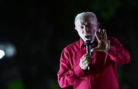 El presidente de Brasil y candidato a la reelección, Luiz Inácio Lula da Silva, habla durante un acto de campaña electoral este miércoles, en la Plaza del Trabajador, en la región administrativa de Ceilândia, situada a unos 26 kilómetros de Brasilia (Brasil). EFE