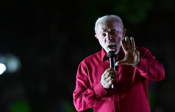 El presidente de Brasil y candidato a la reelección, Luiz Inácio Lula da Silva, habla durante un acto de campaña electoral este miércoles, en la Plaza del Trabajador, en la región administrativa de Ceilândia, situada a unos 26 kilómetros de Brasilia (Brasil). EFE