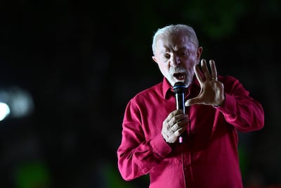 El presidente de Brasil y candidato a la reelección, Luiz Inácio Lula da Silva, habla durante un acto de campaña electoral este miércoles, en la Plaza del Trabajador, en la región administrativa de Ceilândia, situada a unos 26 kilómetros de Brasilia (Brasil). EFE