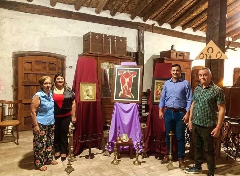 Dentro del museo de la casona Villamayor se observa en la foto a la historiadora Norma "Kitty" Antola, Nilsa Torres, Jaime Recalde y Rufino Palmerola.