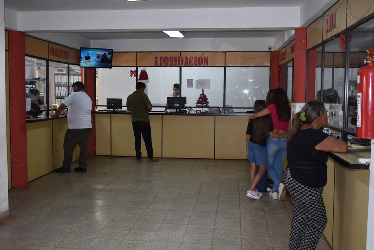 La imagen refleja la escasa presencia de los contribuyentes en la Municipalidad de Santaní en el transcurso de esta mañana. 