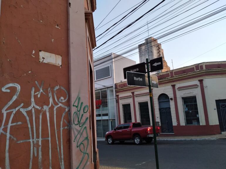 Varios carteles y placas históricas desaparecieron en las calles del microcentro de Asunción.