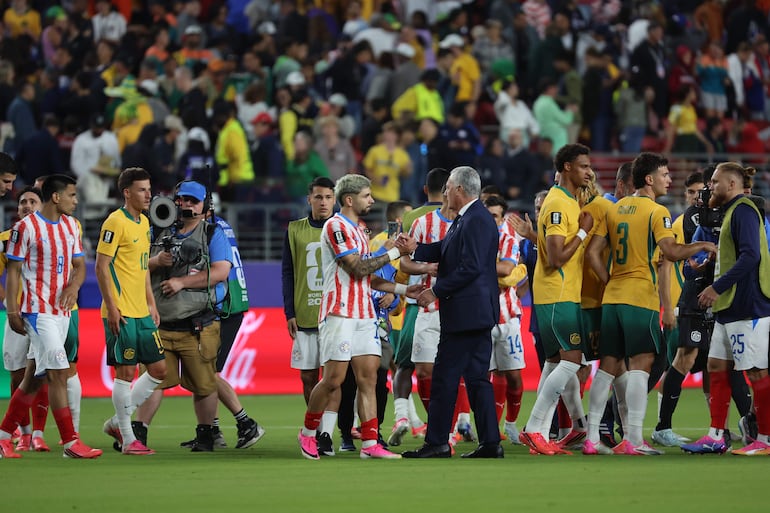 El seleccionador de Paraguay Gustavo Alfaro (c-d) saluda Julio Enciso este jueves, en un partido del grupo D del Mundial de la FIFA 2026 entre Paraguay y Australia en el estadio Levi's en Santa Clara, California (Estados Unidos). 