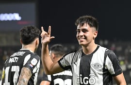 La celebración del joven volante ofensivo de Libertad, Joaquín Andrés Bogarín Gómez (19 años), tras cerrar la cuenta en el triunfo gumarelo sobre Recoleta FC.