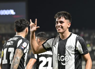 La celebración del joven volante ofensivo de Libertad, Joaquín Andrés Bogarín Gómez (19 años), tras cerrar la cuenta en el triunfo gumarelo sobre Recoleta FC.