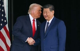 (ARCHIVOS) El presidente de Estados Unidos, Donald Trump (izq.), estrecha la mano de su homólogo chino, Xi Jinping, al salir de la Base Aérea de Gimhae, ubicada junto al Aeropuerto Internacional de Gimhae en Busan, el 30 de octubre de 2025.