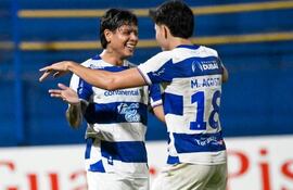 Marcelo Acosta, de espaldas, autor del primer gol del Sportivo 2 de Mayo, celebra junto a Pedro Delvalle, quien aportó el gol del triunfo este viernes en Trinidad.
