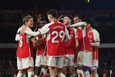El Arsenal goleó al Chelsea y lidera en la Premier League