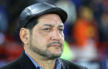 El entrenador de Recoleta FC, Jorge González, observa antes del partido de ida de los octavos de final de la Copa Sudamericana ante Boca Juniors de Argentina y el Recoleta FC de Paraguay, en el estadio Tomás Adolfo Ducó en Buenos Aires.
