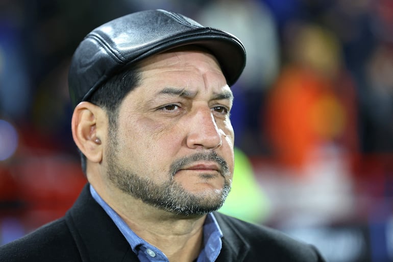 El entrenador de Recoleta FC, Jorge González, observa antes del partido de ida de los octavos de final de la Copa Sudamericana ante Boca Juniors de Argentina y el Recoleta FC de Paraguay, en el estadio Tomás Adolfo Ducó en Buenos Aires.