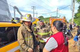 Una fiscalizadora del MTESS conversa con dos de los bomberos voluntarios.
