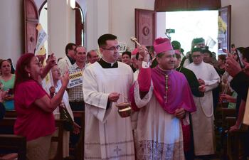 Monseñor Miguel Ángel Cabello ingresando a la Catedral de Villarrica en el día de su Toma de Posesión Canónica.