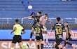El zaguero de Olimpia, Juan Ángel Vera va a la disputa aérea con el delantero del Sportivo San Lorenzo, Cristhian Colmán.