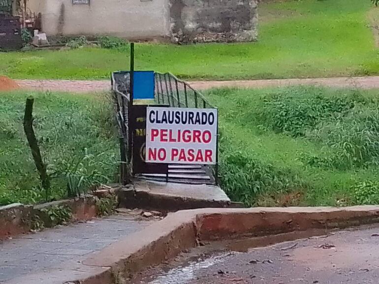 La municipalidad de San Antonio clausuró el único puente que tenían los vecinos del barrio Mbocayaty para cruzar el arroyo Guasu, y ahora quedan aislados.
