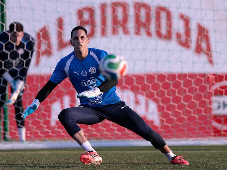 El portero de la selección paraguaya de fútbol, Roberto "Gatito" Fernández en el entrenamiento desarrollado en el Centro de Alto Rendimiento de Ypané.