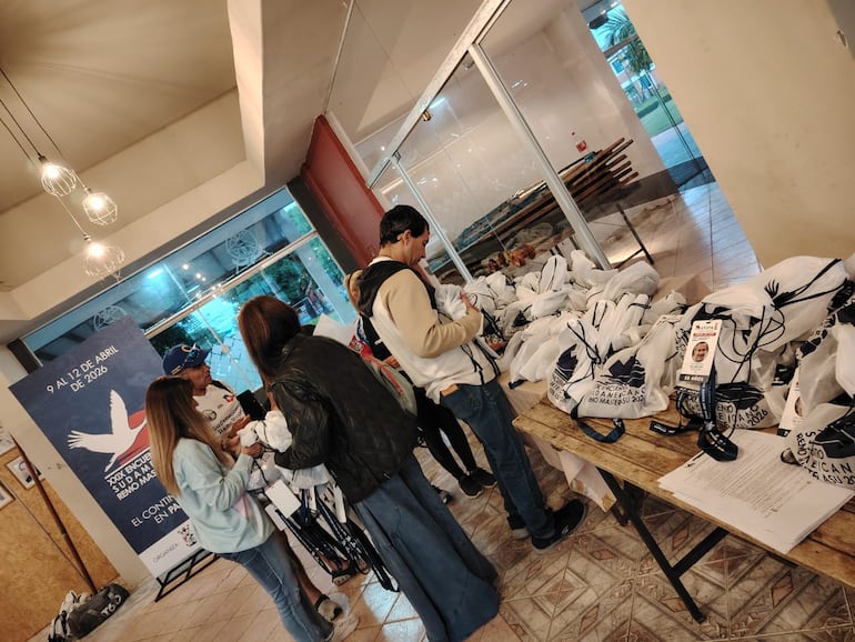 Los kits de competencia totalmente preparados para que los participantes retiren del Mbiguá.