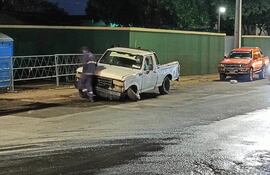 Así quedó la camioneta de la Municipalidad de Asunción tras su avería en la avenida Artigas, este martes.