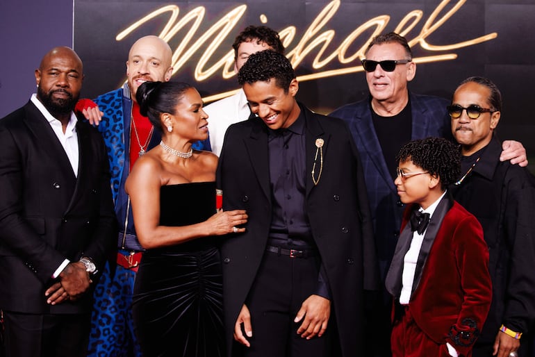 El elenco protagonista de "Michael", durante el estreno mundial en Berlín.
