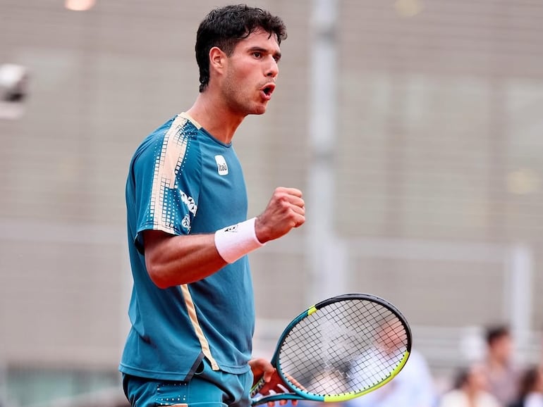 El tenista paraguayo Adolfo Daniel Vallejo celebra el triunfo en la segunda ronda de la qualy del Masters 1.000 de Madrid en la Caja Mágica, en Madrid, España.