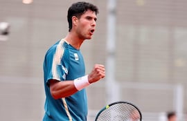 El tenista paraguayo Adolfo Daniel Vallejo celebra el triunfo en la segunda ronda de la qualy del Masters 1.000 de Madrid en la Caja Mágica, en Madrid, España.