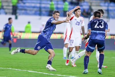 Luca Kmet corre hacia el banquillo de la selección paraguaya para celebrar su agónico, que sentenció la victoria 2-1 contra Chile.