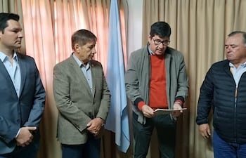 El exgobernador de Ñeembucú Emmanuel Cuevas (primero a la izquierda) asumió como nuevo coordinador social de la EBY en Ñeembucú, en reemplazo de Antonio Attis (segundo a la izquierda).