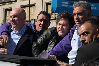 El presidente de Argentina, Javier Milei (centro, chaqueta negra), durante un mitin recientemente.