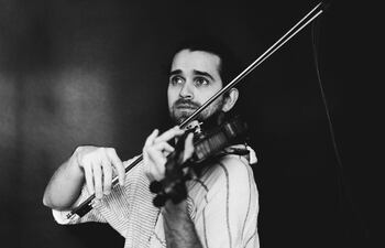 El músico Franco Pinazzo organiza esta serie de conciertos multisensoriales, de manera a financiar sus estudios en el Berklee College of Music.