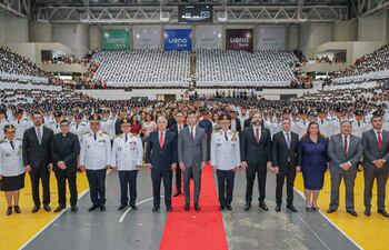 El presidente Santiago Peña, el ministro Enrique Riera, el comandante Carlos Benítez y otras autoridades nacionales, en el acto de egreso de los nuevos suboficiales ayudantes de la Policía Nacional, en la Secretaría Nacional de Deportes (SND).