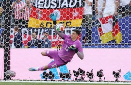 Orlando Gill detiene el primer penalti de Alemania en el Boston Stadium el 29 de junio de 2026.