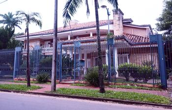 Una de las residencias atribuidas al exdiputado Maldonado,  ubicada en pleno centro urbano de Luque.