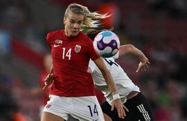 Ada Hegerberg (i), en acción durante la última Eurocopa 2022, con la selección de Noruega.