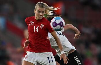 Ada Hegerberg (i), en acción durante la última Eurocopa 2022, con la selección de Noruega.