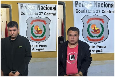 Irala Hermosilla en chaqueta negra y Ledezma Figueredo en camiseta roja, ambos esposados dentro de la comisaría, con fondo amarillo.