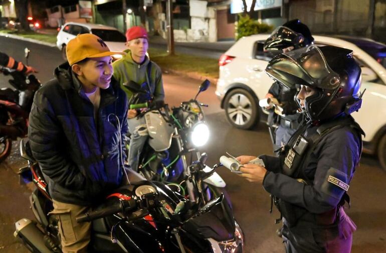 Además de decomisar las motocicletas se aplicaron multas.