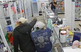 El asalto fue registrado por las cámaras del circuito cerrado del local farmacéutico.