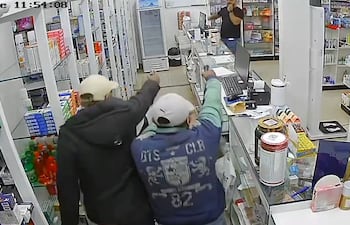 El asalto fue registrado por las cámaras del circuito cerrado del local farmacéutico.