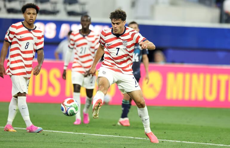Giovanni Reyna de Estados Unidos anota el cuarto gol de su equipo durante el partido de la fase de grupos de la Copa Mundial de la FIFA 2026 entre Estados Unidos y Paraguay, en Los Ángeles, California, EE. UU.