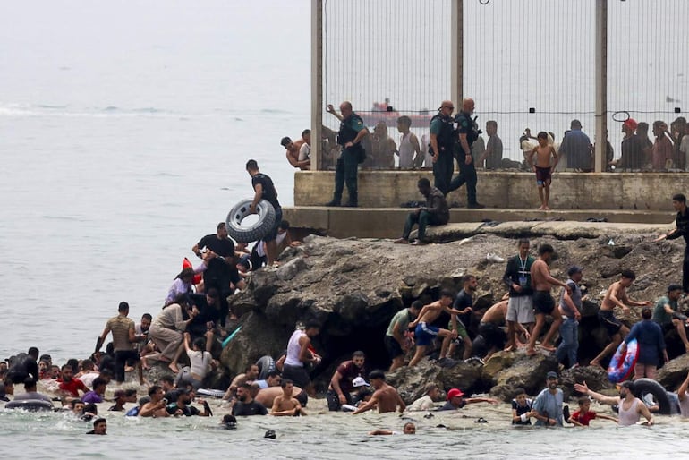 Miles de jóvenes marroquíes llegaron hoy a la frontera entre Castillejos (Marruecos) y Ceuta para tratar de cruzar la valla que separa las dos ciudades, según pudo comprobar EFE. Cientos de ellos saltaron las vallas de protección, que no estaban custodiadas en ese momento por policías, y accedieron a Ceuta.