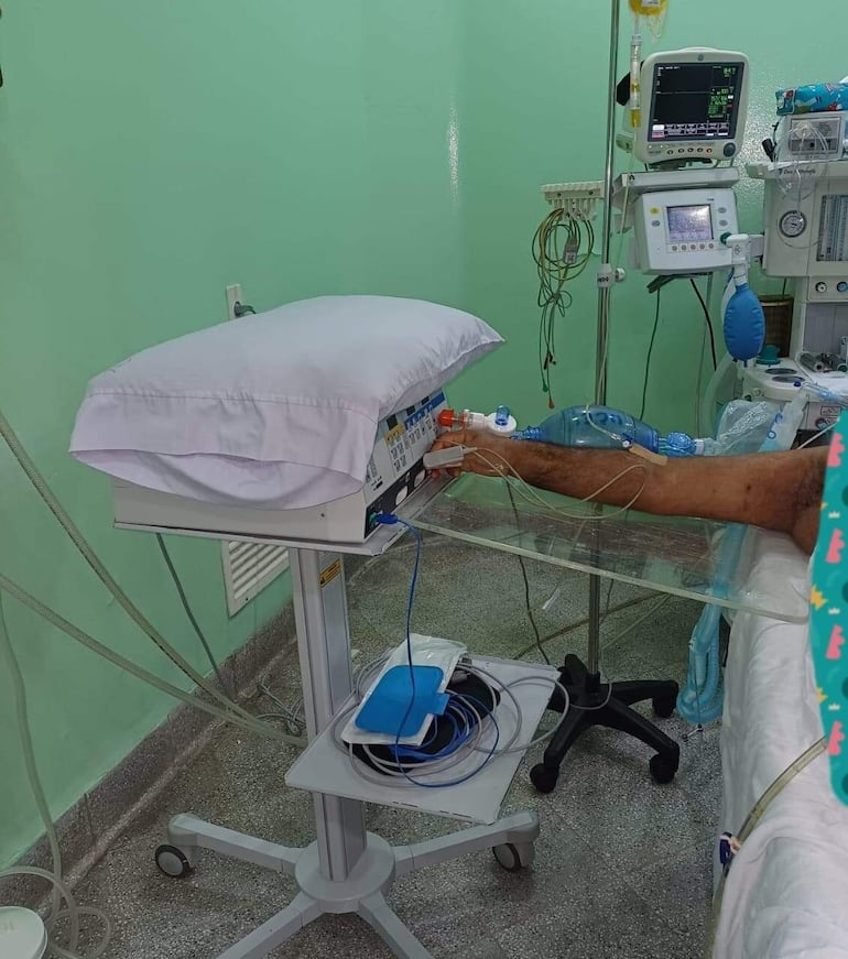 Una vidrio hace de soporte para el brazo del paciente recién operado.