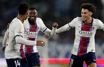 El delantero francés del París Saint-Germain Ousmane Dembélé celebra tras marcar el segundo gol de su equipo con sus compañeros de equipo, el delantero francés del París Saint-Germain Désiré Doué y el delantero francés del París Saint-Germain,