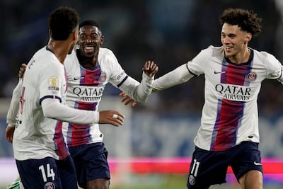 El delantero francés del París Saint-Germain Ousmane Dembélé celebra tras marcar el segundo gol de su equipo con sus compañeros de equipo, el delantero francés del París Saint-Germain Désiré Doué y el delantero francés del París Saint-Germain,