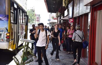 En este momento los pasajeros se siguen aglomerando en las paradas ante la falta de buses.